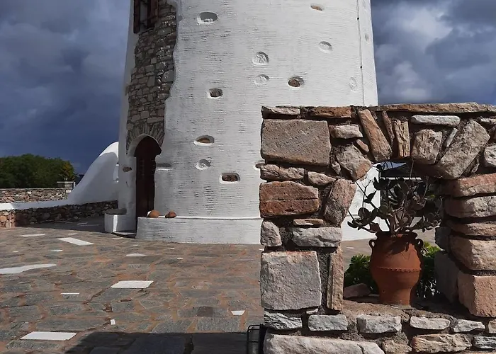 Paros Traditional Windmill In Lefkes 雷夫克斯